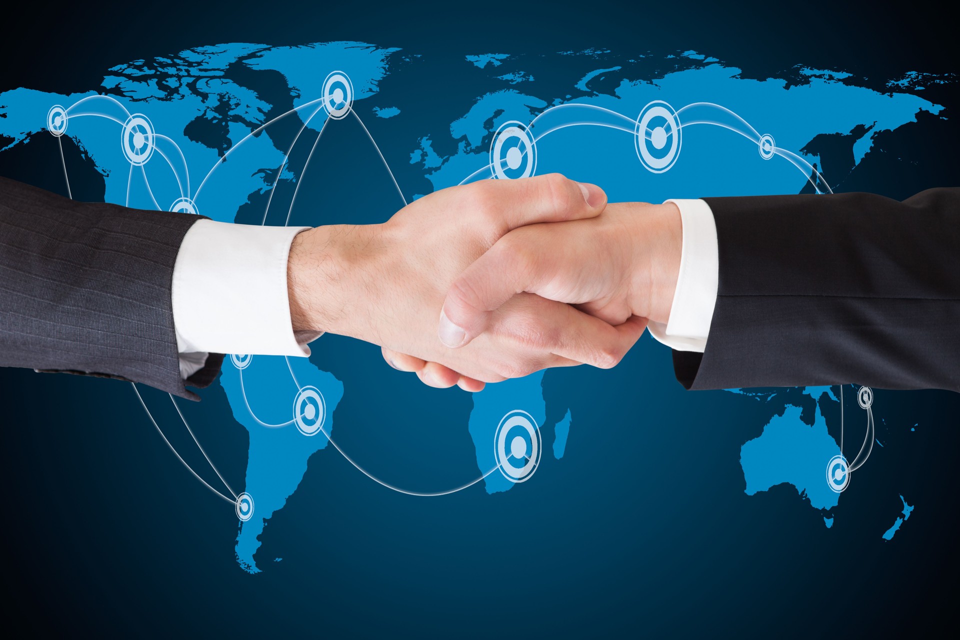 Dos empresarios dándose la mano